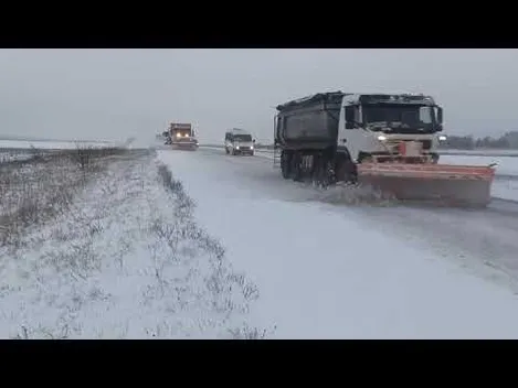Дорожники показали, як чистять трасу Київ – Ковель – Ягодин (відео)