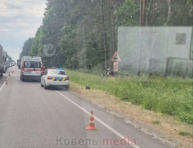 Авто врізалось у дерево: на Волині у ДТП загинув 20-річний водій (фото)