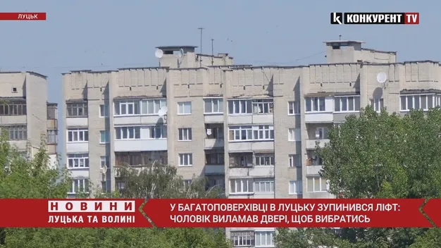 Виламав двері, щоб вийти: у Луцьку через вимкнення світла чоловік «застряг» у ліфті (відео)