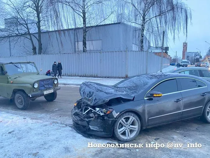 Випала жінка: в Нововолинську «Бобік» в'їхав у «Фольксваген» (фото)