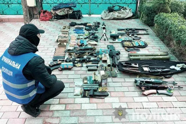 У Кропивницькому затримали чоловіка з цілим арсеналом зброї