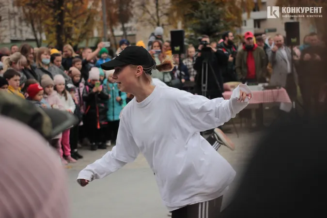 Показові виступи та сотні дітей: як у Луцьку відкривали урбан-парк (фото)