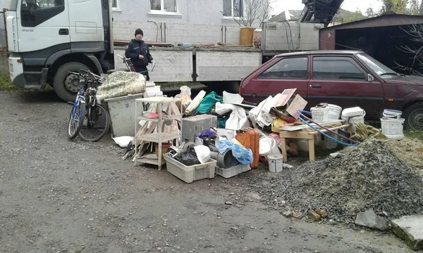 Муніципали показали, що лучани зберігають у незаконних гаражах (фото)