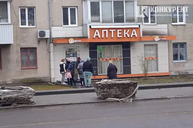 У Луцьку черги в аптеки, по воду і продукти (фото)