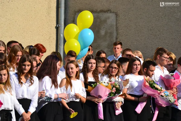 Кульки і квіти: у Луцькій школі № 9 святкували День знань (фото)
