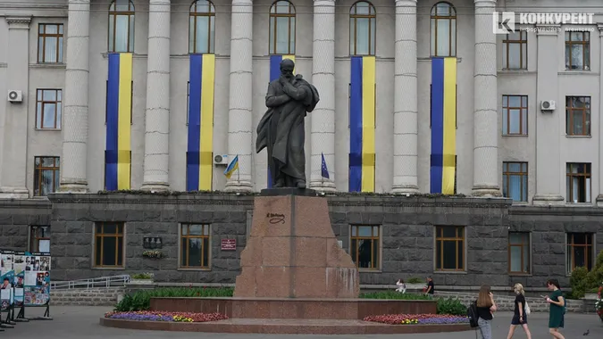 У День прапора лучани вбрались у сорочки, а будинки прикрасили стягами (фото)