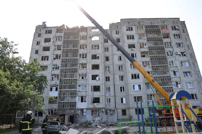 Біля будинку у Луцьку, який постраждав від ворожого обстрілу, виставили охорону: що там коїться