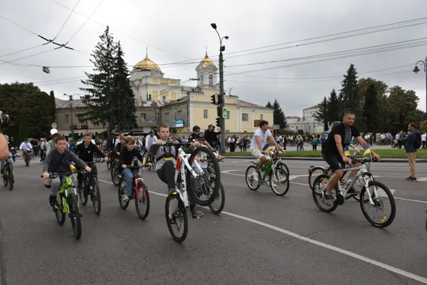 У вишиванках і з прапорами: у Луцьку відбувся традиційний велопробіг до Дня міста (фото)