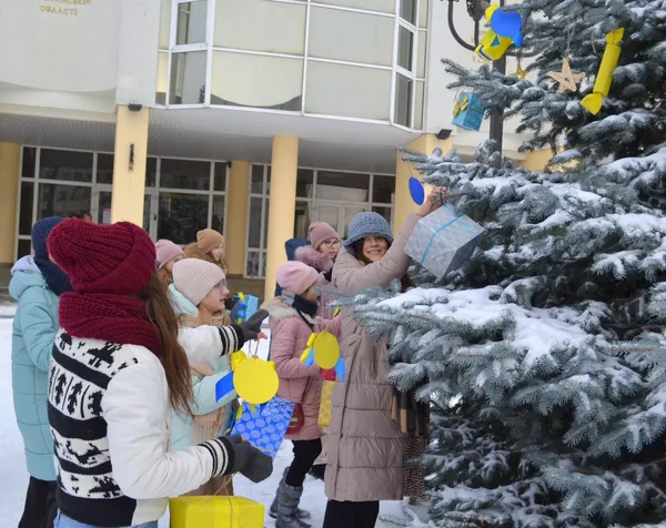 Діти прикрасили ялинку біля Волинської податкової саморобними іграшками (фото)