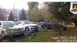 У Луцьку паркохами «окупували» зелені зони (фото)
