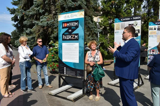 У Луцьку просто неба презентували виставку «Комунізм = Рашизм» (фото)
