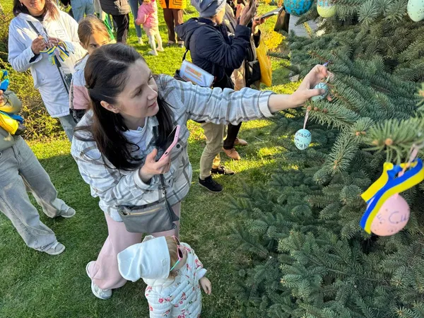 «Великодня надія»: у Луцьку рідні полонених та зниклих безвісти Героїв влаштували акцію (фото)
