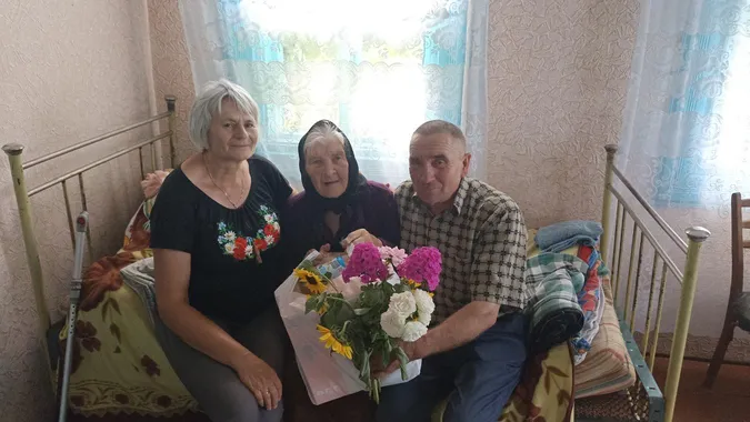 92 роки життєвої мудрості: у селі на Волині вітали довгожительку