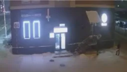 У Нововолинську невідомі поцупили з кафе новорічні прикраси (відео)