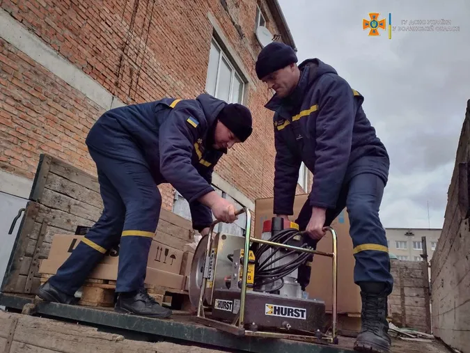 Одяг, каски, інструмент: волинські рятувальники отримали допомогу від німецьких партнерів (фото)