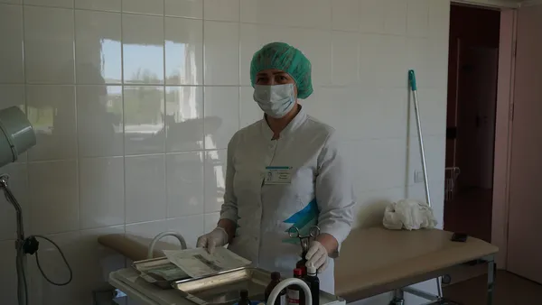 «Ми божевільні, ненормальні люди», або Які вони – будні луцьких медсестер (репортаж, фото 18+)