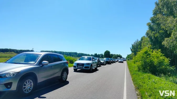 Дорогою на Світязь – кілометрові черги через перевірку документів: що там коїться