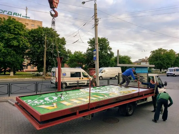 У Луцьку вітер ледь не зніс білборд (фото)