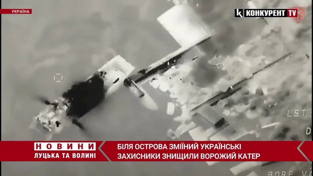 Захисники показали знищення російського катера біля Зміїного (відео)