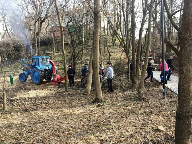 Луцьк прибирають до свят: комунальники і молодь вийшли на толоку (фото)