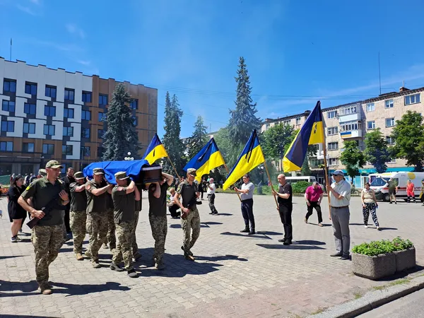 Сирота з Донбасу, який знайшов дім на Волині: у Ковелі попрощалися з воїном Олександром Шевченком (фото)