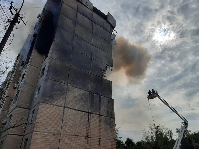 Ракетний удар по Кривому Рогу: росіяни влучили у «панельку» та убили людину (фото)
