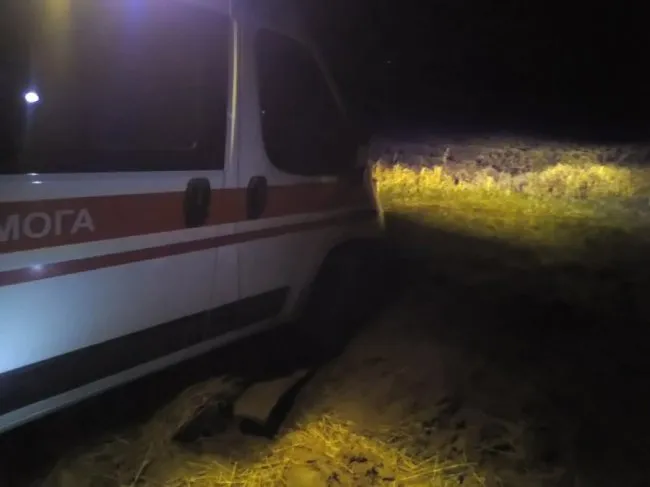На Волині швидка застрягла у багні: всередині був хворий (фото)