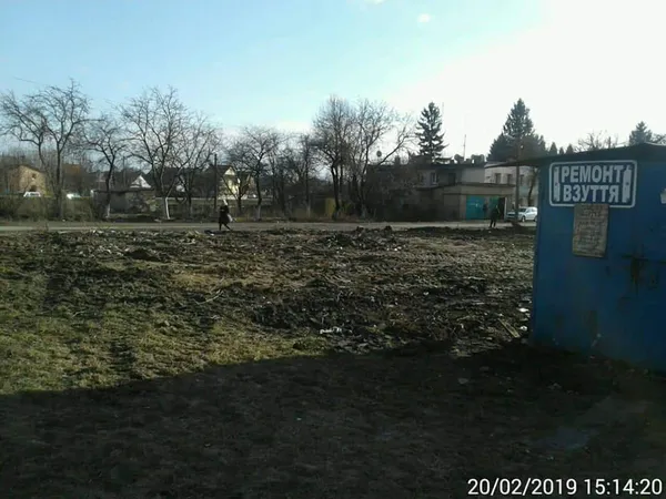 Зламаний паркан і сміття: у Луцьку занедбали земельну ділянку (фото)
