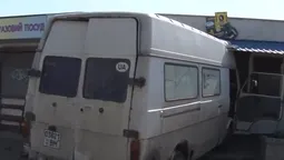 Мікроавтобус в'їхав у контейнер на Варшавському ринку (відео)