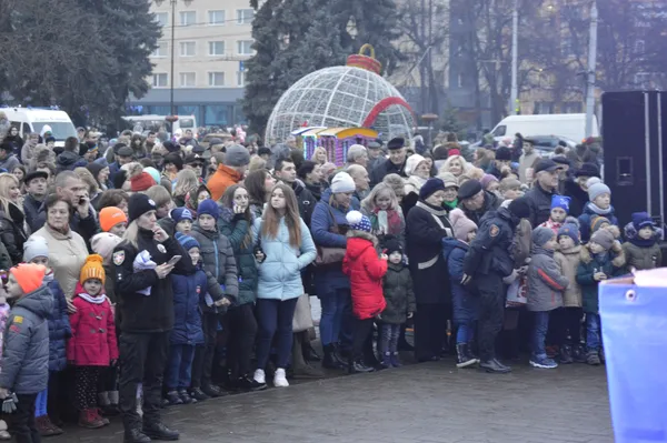 З піснями та феєрверками: у Луцьку засвітили головну ялинку