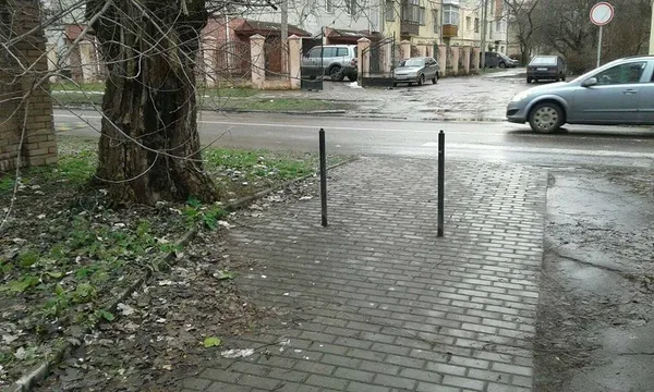 Луцькі муніципали продовжують зносити обмежувачі руху (фото)