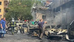 Удар по Вінниці: 12 загиблих і 25 поранених, горять 50 автомобілів (фото, відео)
