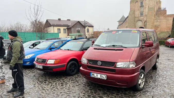 Литовські байкери привезли у Луцьк авто для ЗСУ (фото)