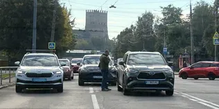 На Ковельській у Луцьку зіткнулися «тесла» і «тойота» – рух ускладнений (фото)