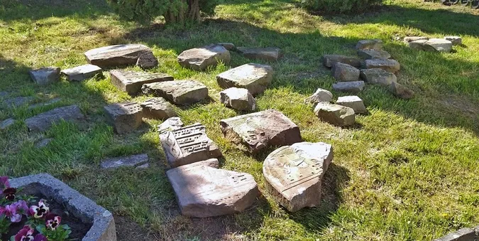 У центрі Луцька знайшли фрагменти надгробків з єврейських поховань (фото)