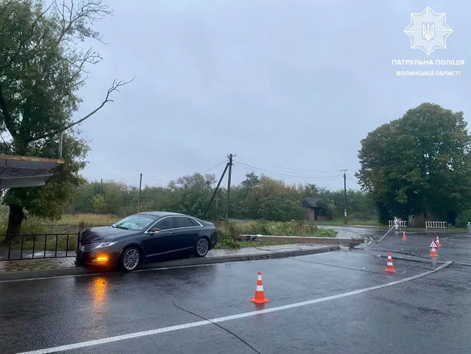 На Ковельщині водійка збила електроопору та влетіла в дорожнє огородження (фото)
