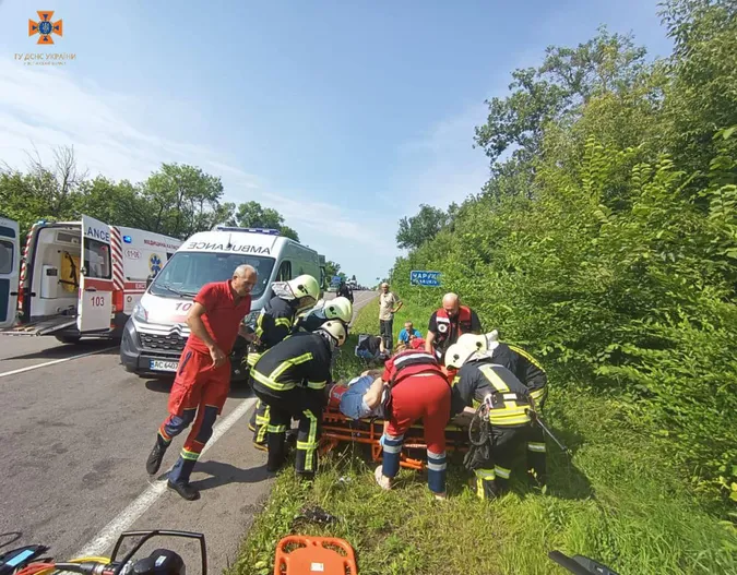 Одна – в кареті швидкої, інша – в лікарні: внаслідок ДТП біля Чарукова померли ще дві людини (фото, відео)