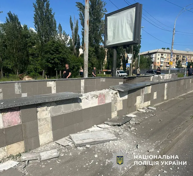 Жахлива ДТП у Києві: авто на швидкості влетіло у підземний перехід (відео) (оновлено)