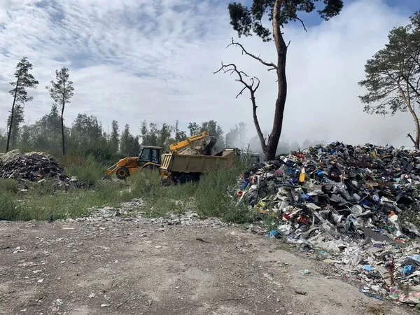 Біля Києва горіло сміттєзвалище (фото)