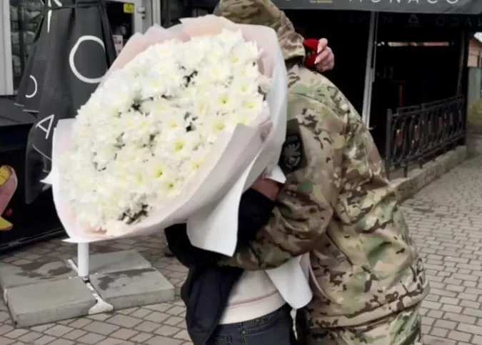 💖Поліцейські підіграли і вона сказала «так»: зворушлива історія освідчення волинського військового