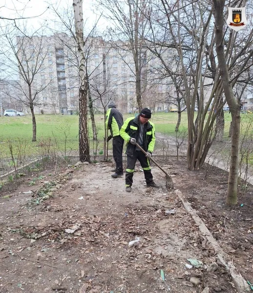 Муніципали розібрали «самовільну» бесідку біля будинку у Луцьку (фото)