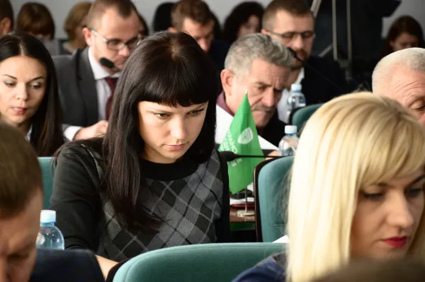 Депутатка Юлія Дацюк задумалась