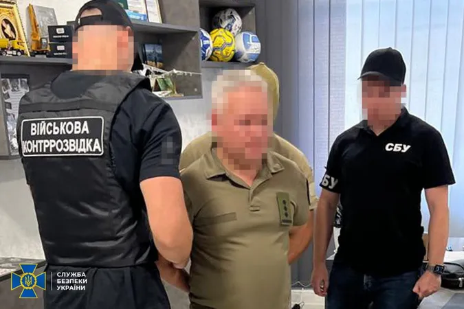 Двох очільників ТЦК затримали на Київщині – при обшуках знайшли понад мільйон доларів (фото)