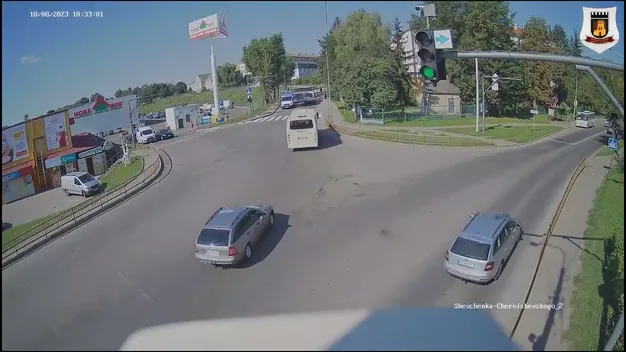 У Луцьку на перехресті Toyota обганяв авто: порушення ПДР «попало» на камеру (відео)