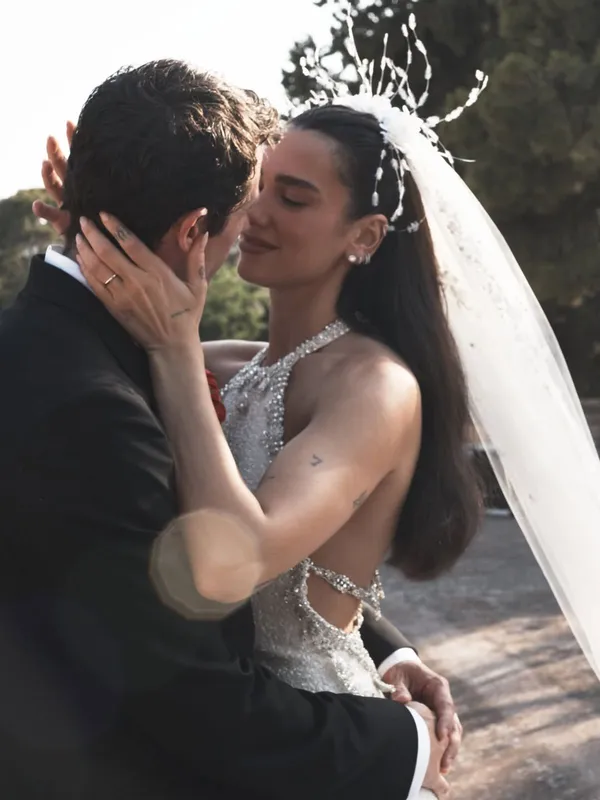 У кутюрній сукні від Chanel: Дуа Ліпа показала весільні фото з Каллумом Тернером (фото)