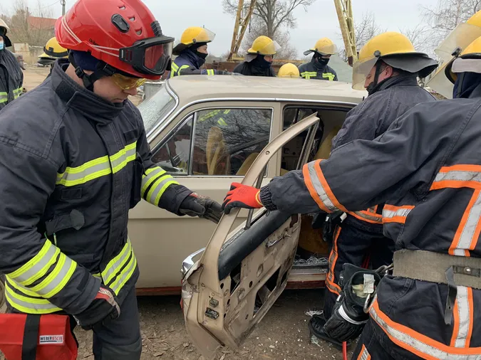 Гідравлічні ножиці, домкрати, електропилки: у Нововолинську «рятували» потерпілих в ДТП (фото)