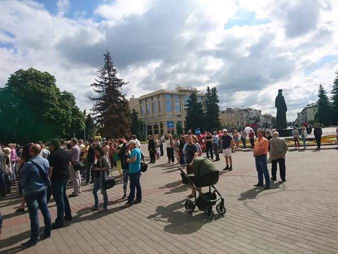 У Луцьку люди вийшли на майдан проти смороду (фото, оновлюється)