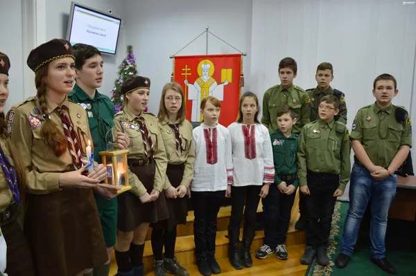 Романюку та луцьким депутатам передали Вифлеємський Вогонь