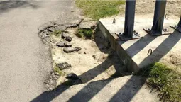 У Луцьку просять відновити пішохідну доріжку біля білборда (фото)