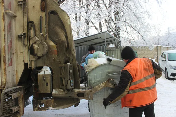 Мільйонні збитки та переповнене звалище: що не так із сортуванням сміття у Луцьку (фото)